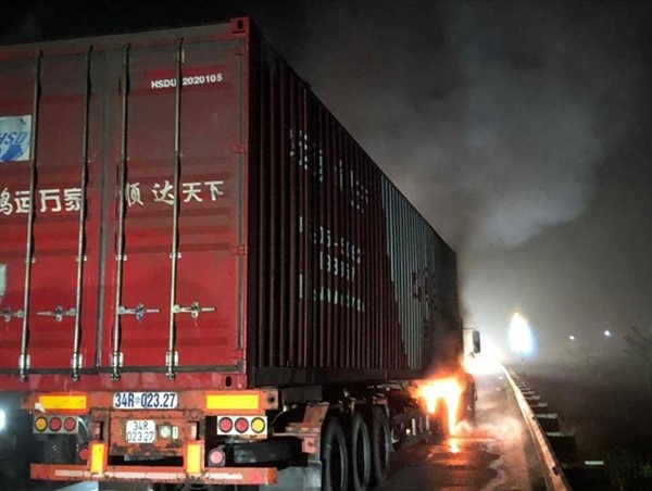 Container bốc cháy, tài xế may mắn thoát chết