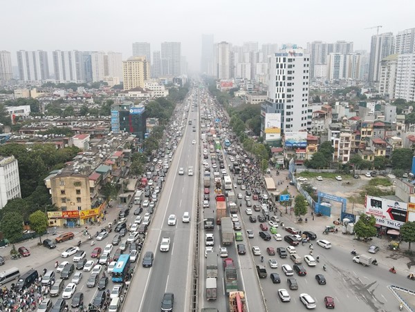 Đường phố Hà Nội chật cứng người sau nhiều ngày vắng vẻ