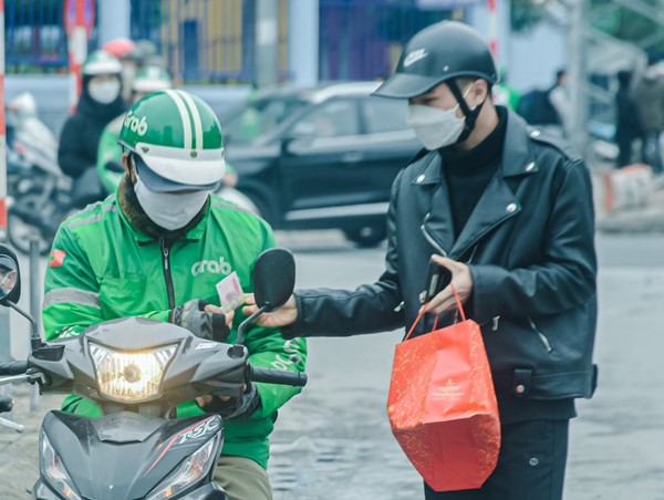 Xăng tăng giá, tài xế xe công nghệ không dám nhận khách