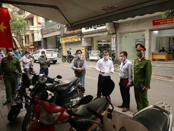 Ban Chỉ đạo 197 phường Quán Thánh xử lý điểm trông xe tự phát 