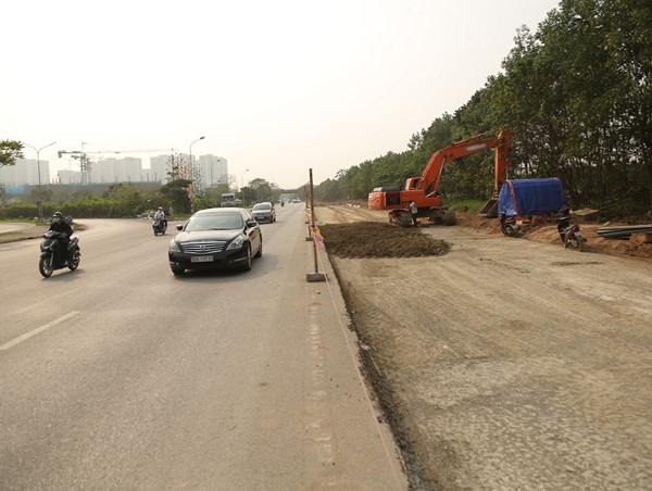 Thi công đường gom Đại lộ Thăng Long, thiếu biện pháp an toàn
