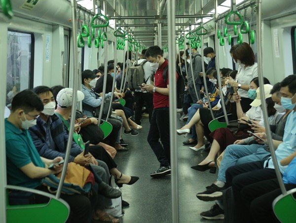 Tàu điện đông khách giờ cao điểm, có phải do giá xăng tăng?