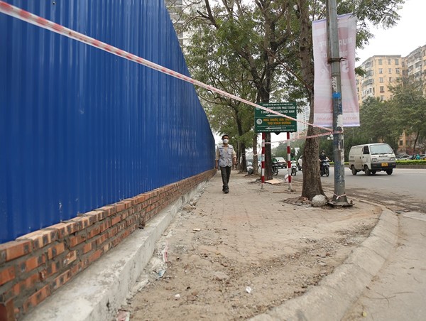 Bê tông cốt thép, rào chắn vỉa hè làm khó người dân phường Nhân Chính