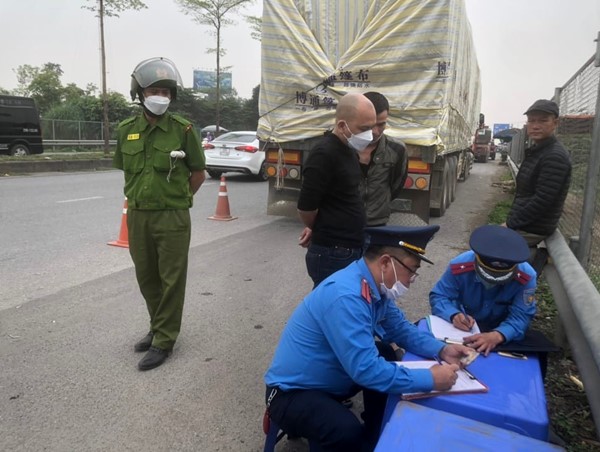 Chở quá tải, tài xế cố thủ trong xe gần nửa ngày 