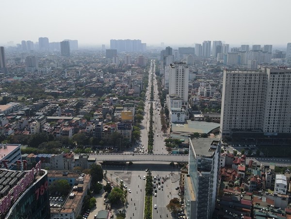 Đường Hoàng Quốc Việt dỡ rào tôn sau 3 tháng thi công