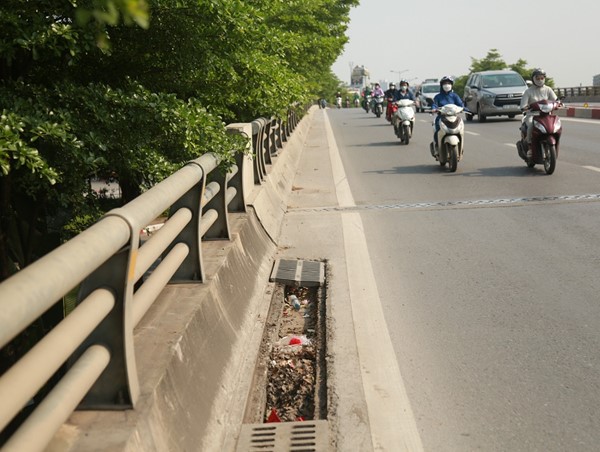 Hàng chục nắp cống trên đường Vành đai 2 trên cao biến mất: Người dân đối mặt với nguy hiểm