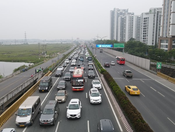 Chùm ảnh: Cửa ngõ Thủ đô tắc nghẹt nhiều giờ đồng hồ sau kỳ nghỉ lễ