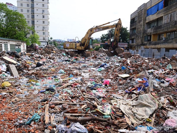 Choáng với núi rác trên đường Huỳnh Thúc Kháng kéo dài