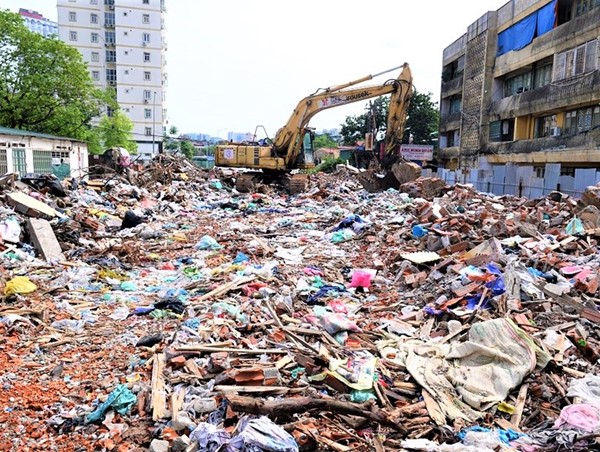 Nhùng nhằng trách nhiệm khiến nhiều dự án thi công, mở rộng lòng đường thành nơi tập kết rác thải