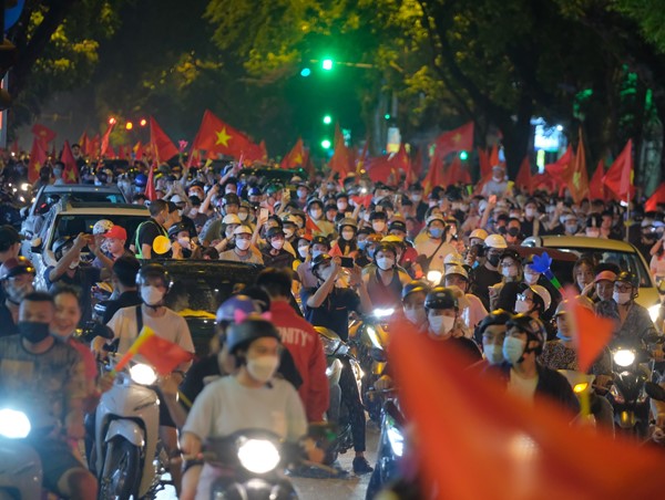 Cờ đỏ sao vàng rợp trời Hà Nội mừng chiến thắng đội bóng đá nam vô địch SEA Games 31
