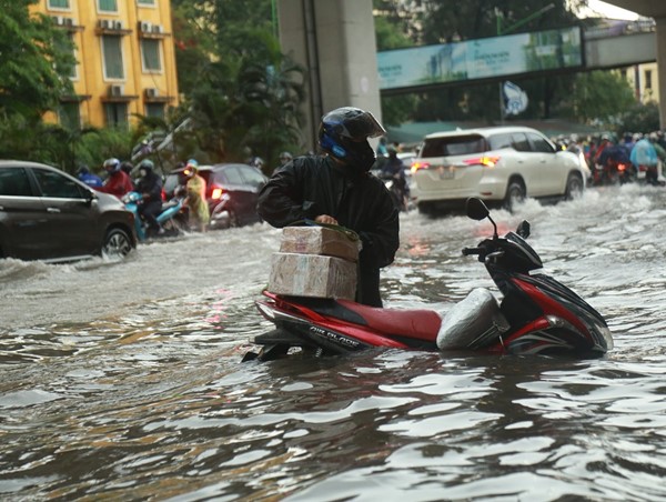 Mưa như trút, đường phố Hà Nội biến thành sông
