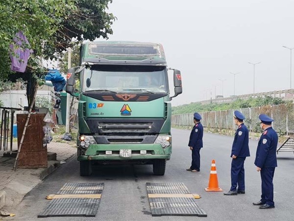 Tăng cường giám sát việc bốc xếp hàng hóa với phương tiện kinh doanh vận tải