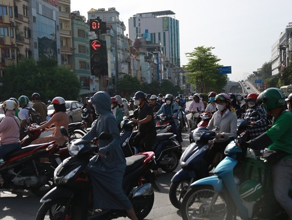 Tổ chức lại giao thông nút giao Ngã Tư Sở: Người dân nối đuôi nhau đi ngược chiều