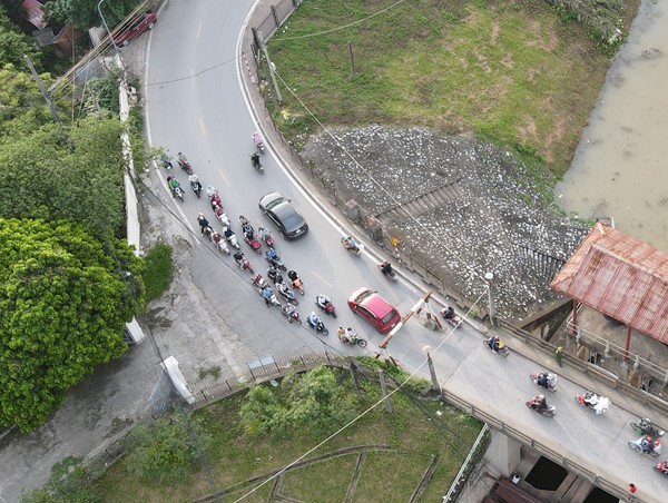 Hà Nội: Cây cầu người dân đi qua phải xếp hàng