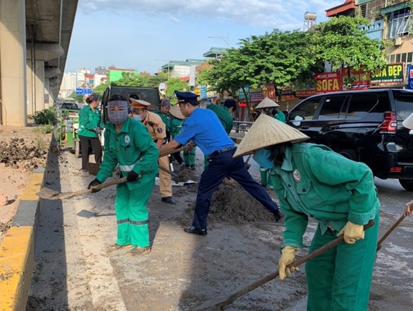 Đường Nguyễn Trãi bất ngờ ngập ngụa đất đá sau đêm 