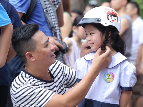 Đội mũ bảo hiểm cho trẻ em: Việc cần làm ngay