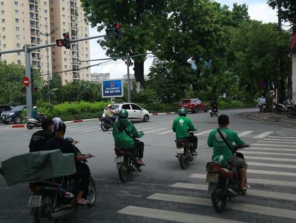 Muôn kiểu vi phạm luật giao thông của tài xế xe ôm công nghệ