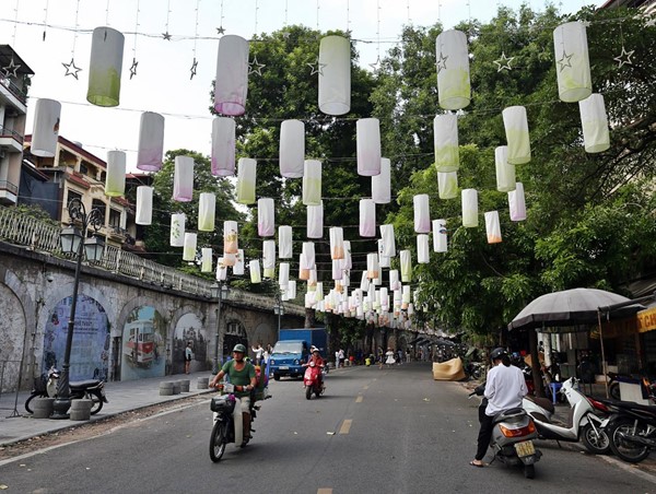 Tổ chức phương tiện lưu thông hai chiều trên đường Phùng Hưng  