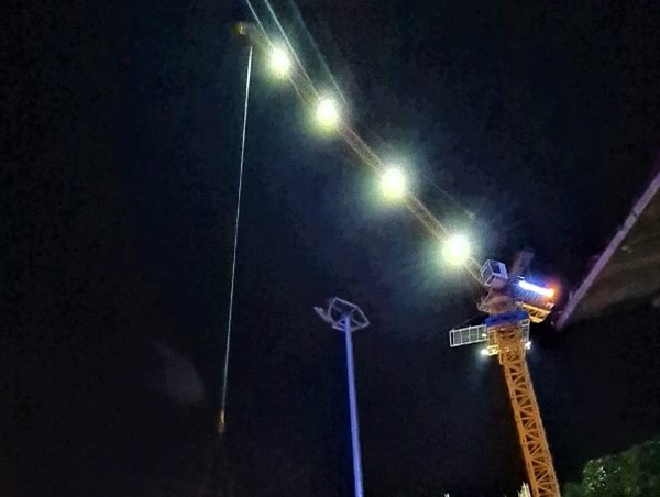 Cánh cổng sắt nặng hàng tấn lơ lửng trên đầu người tham gia giao thông