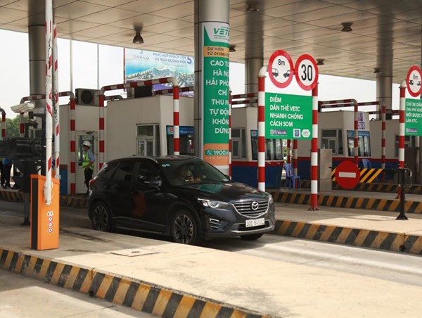 Xem xét bắt buộc dán thẻ định danh khi đi đăng kểm