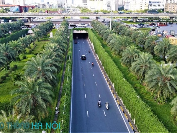 Ngỡ ngàng trước vẻ đẹp xanh mát của hầm chui ở Hà Nội