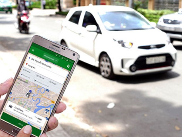 Giá xăng giảm sâu, người đi taxi công nghệ vẫn “ngã ngửa” về giá