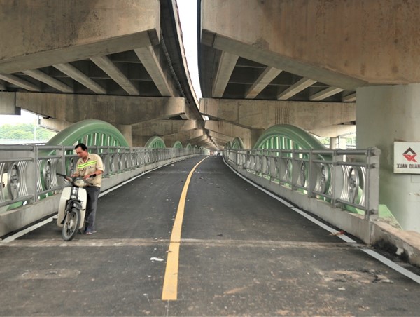 Cầu vòm thép độc đáo bắc qua hồ Linh Đàm chuẩn bị thông xe