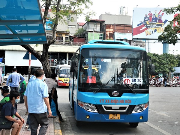 Hành khách làm quen với xe buýt thay thế Bắc Hà