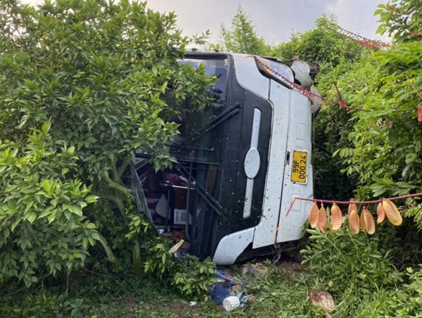 Bắc Giang: Lật xe chở công nhân, nhiều người bị thương