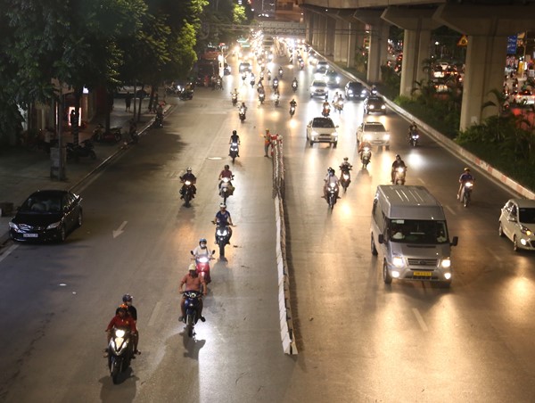 Đường Nguyễn Trãi tổ chức lại giao thông: Lắp đặt dải phân cách để giảm thiểu ùn tắc  