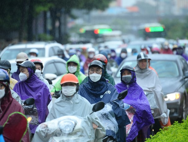 Mưa to đầu giờ sáng, người dân Hà Nội chật vật đi làm