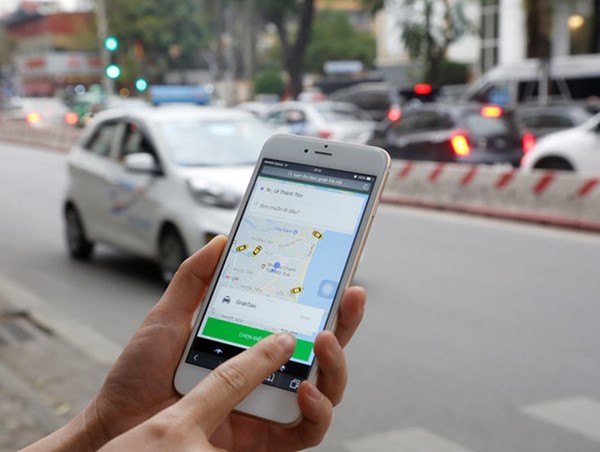 Xăng giảm: Hành khách quay lưng với xe công nghệ, taxi truyền thống chớp thời cơ