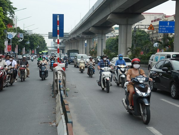 Hàng nghìn xe máy gây rối loạn giao thông đường Nguyễn Trãi