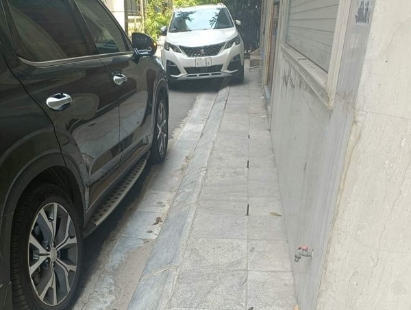 Hà Nội: Hàng loạt đinh “mọc lên” từ vỉa hè