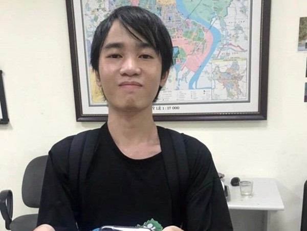 Hành khách may mắn nhận lại được điện thoại đánh rơi trên xe buýt