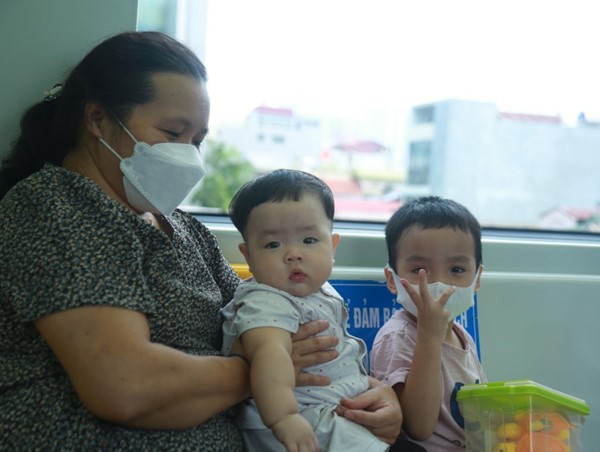 Nghỉ lễ Quốc khánh, trẻ em nhỏ háo hức trải nghiệm tàu điện Cát Linh – Hà Đông