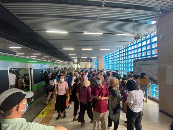 Nghỉ lễ Quốc khánh, người dân đi tàu điện đông như trẩy hội