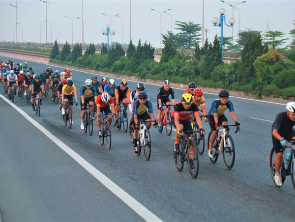 Xe đạp “đua với tử thần”: Cần xử nghiêm, phạt nặng