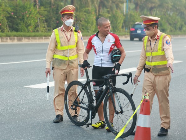 VIDEO: Hàng loạt xe đạp đi vào đường dành riêng cho ô tô bị xử phạt