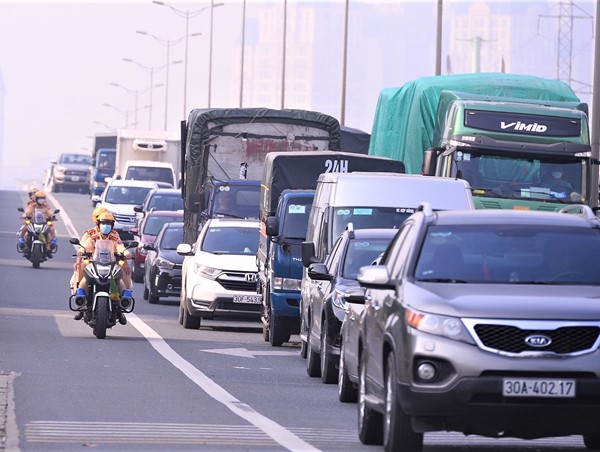 Tuần tra bằng xe đặc chủng trên đường Vành đai 3 để xử phạt vi phạm