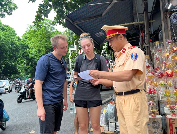 Hà Nội: Tuyên truyền an toàn giao thông khu vực đường tàu cho khách nước ngoài bằng tờ rơi