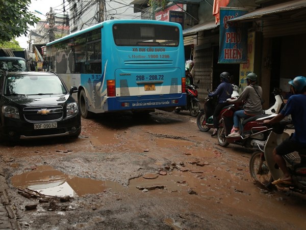 Vướng giải phóng mặt bằng: Người dân sống chung với con đường đau khổ