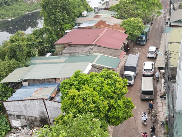 VIDEO: Vướng giải phóng mặt bằng, người dân sống chung với con đường đau khổ 