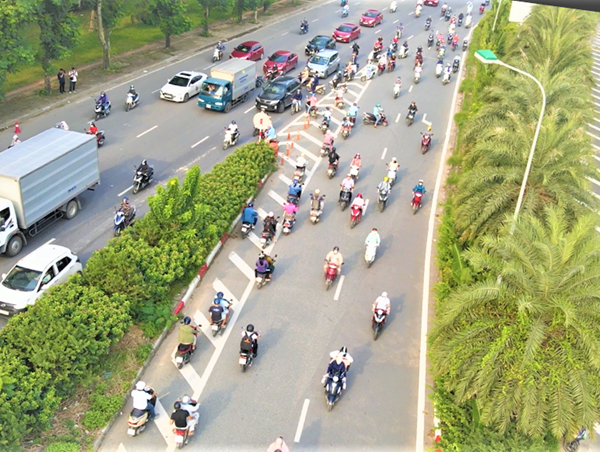 Tắc hầm chui Trung Hòa, xe máy nối đuôi nhau đi ngược chiều