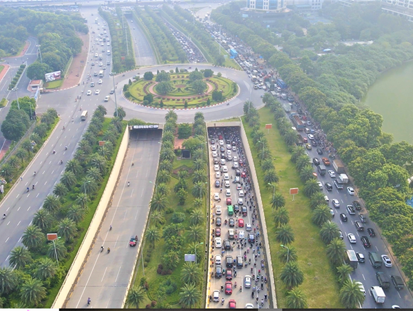 VIDEO: Phương tiện nối đuôi nhau đi ngược chiều để né hầm chui