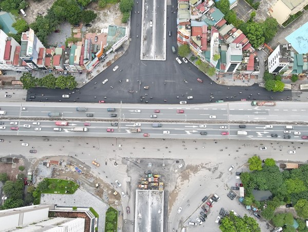 Tổ chức lại giao thông đoạn qua hầm chui Lê Văn Lương