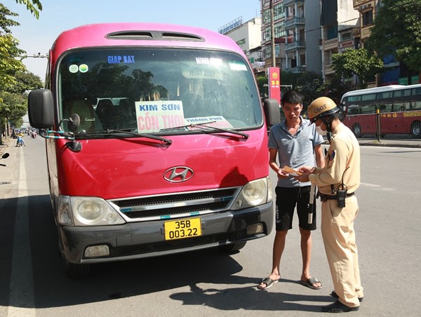 Đón lõng xử phạt xe khách “rùa bò” trên đường Kim Đồng, Giải Phóng