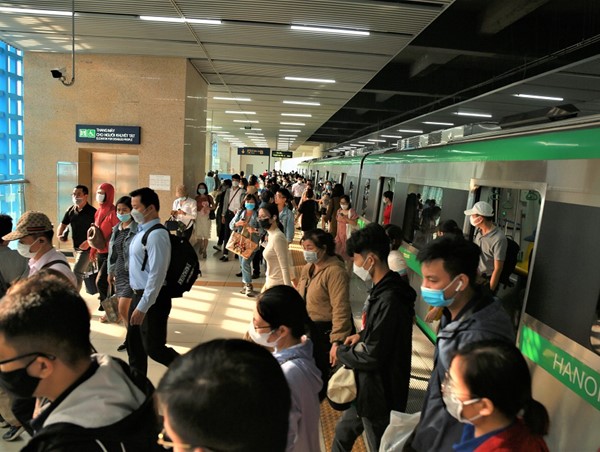 Hàng chục nghìn người sử dụng tàu điện Cát Linh – Hà Đông mỗi ngày