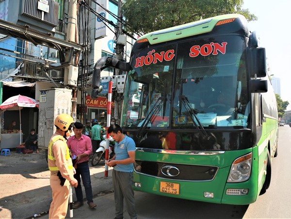 Xử lý hơn 700 phương tiện dừng đỗ, đón trả khách sai quy định