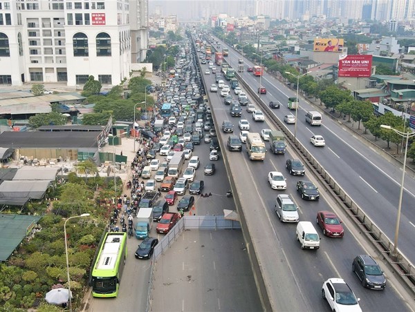 Lô cốt bủa vây, đường Nguyễn Xiển ùn tắc nghiêm trọng